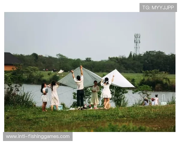 精致露营潮流带动户外体育消费，装备市场迎来快速增长。