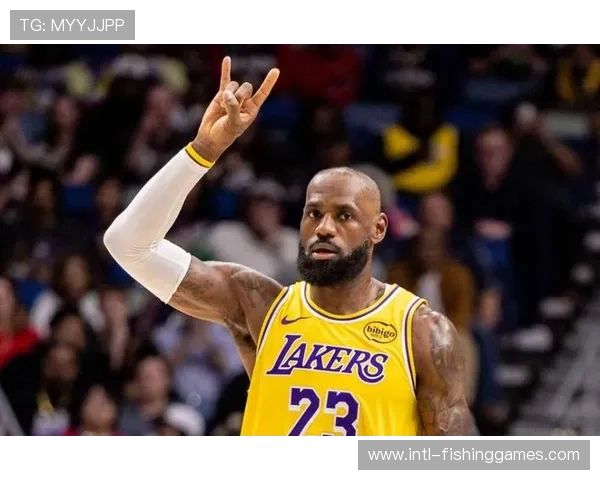 勒布朗·詹姆斯以41岁45天创NBA历史最年长三双纪录，湖人124-104胜独行侠